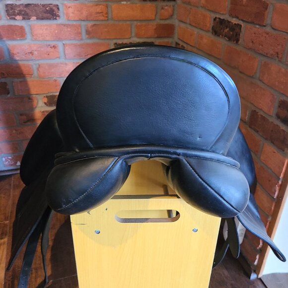 Crosby  18" Monoflap Dressage Saddle with Opti-fit Interchangeable Gullet - Picture 9 of 15